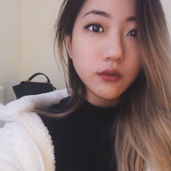 Meet your Posher, Stephanie (the impulse buyer) - Picture 3 of 3